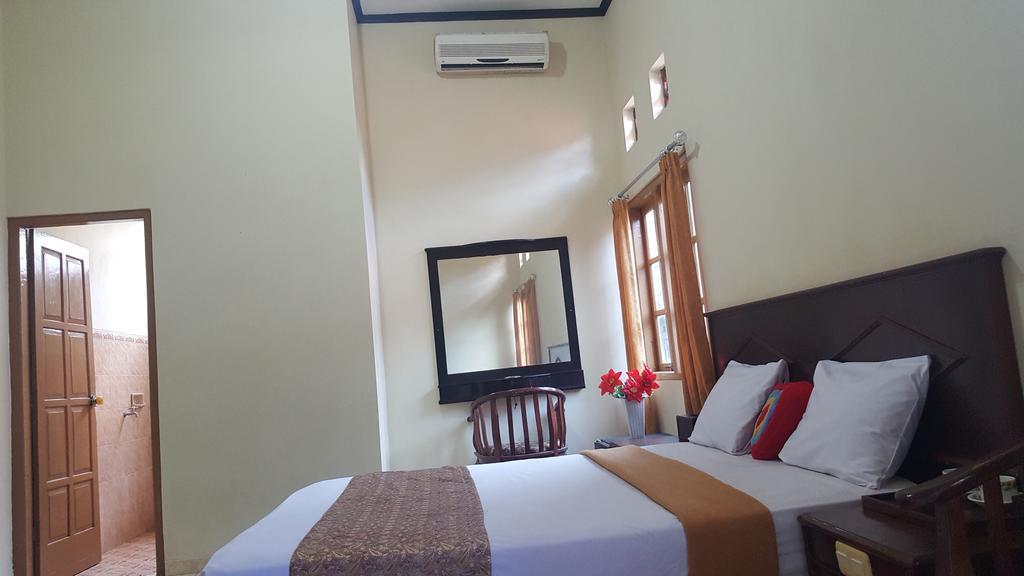 Putri Duyung Guest House Karangpandan Exterior photo